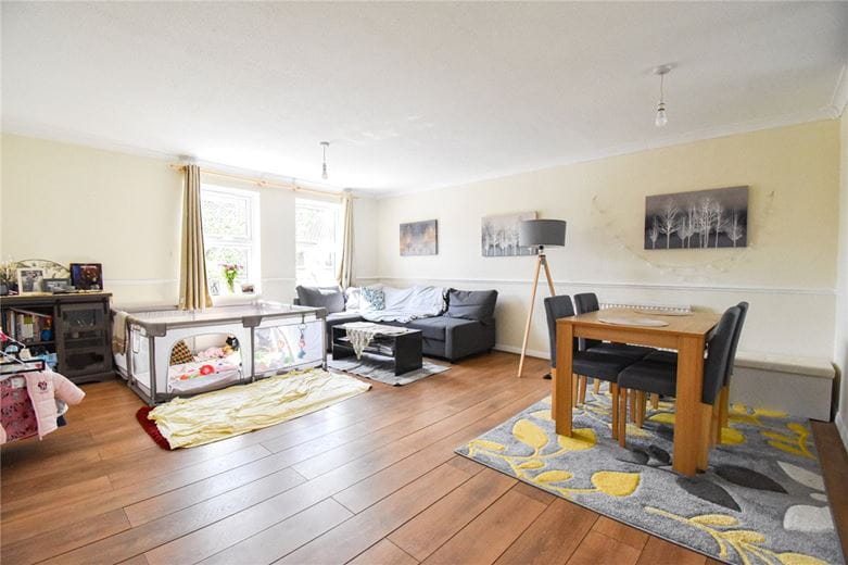 2 bedroom flat, Roman Courts, Cambridge CB4 - Let Agreed