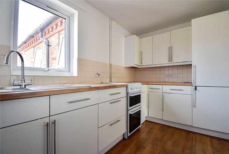 2 bedroom flat, Roman Courts, Cambridge CB4 - Let Agreed