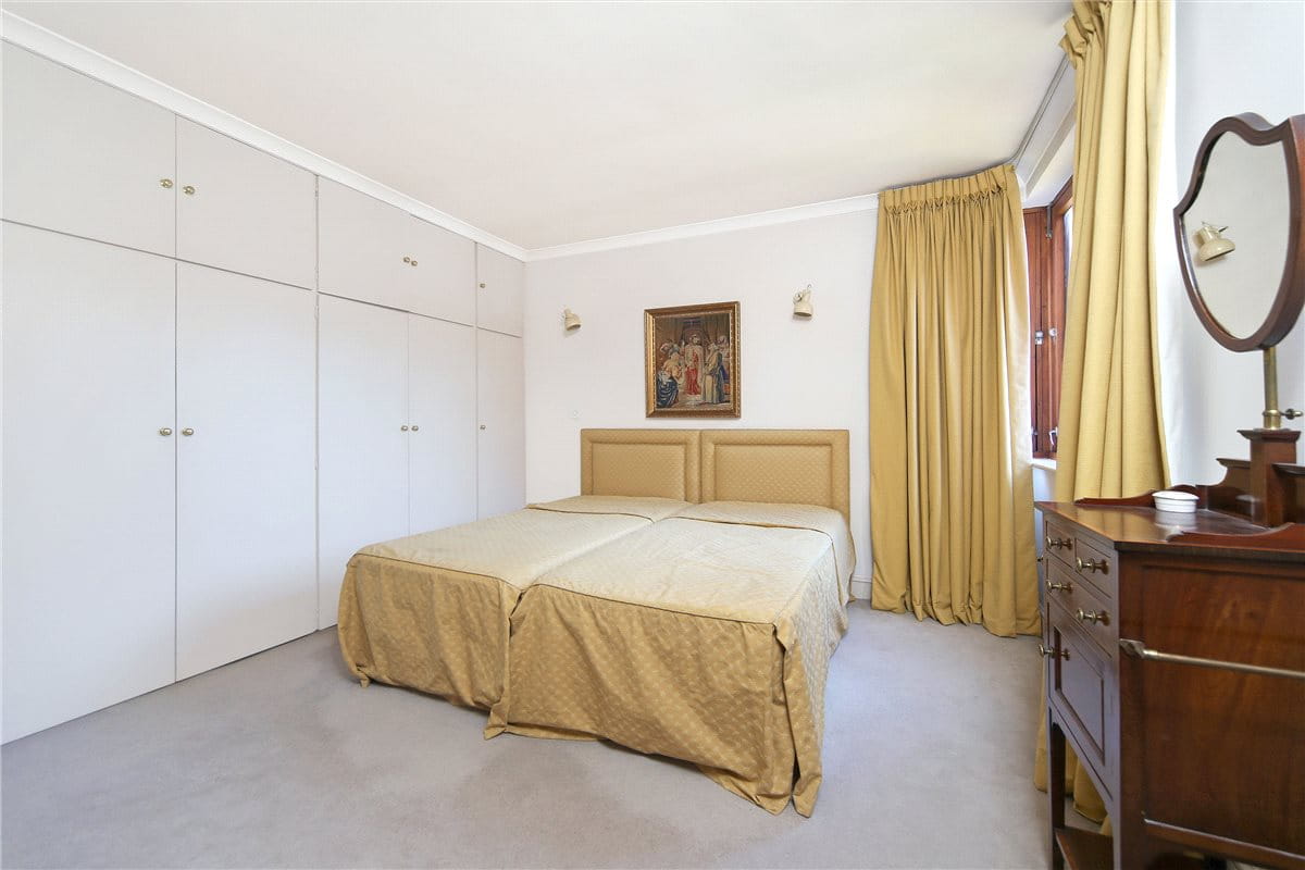 2 bedroom flat, Manderley, Oakwood Court W14 - Sold