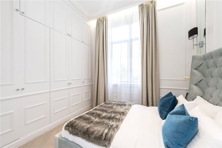 1 bedroom flat, Gloucester Gardens, Bayswater W2 - Sold