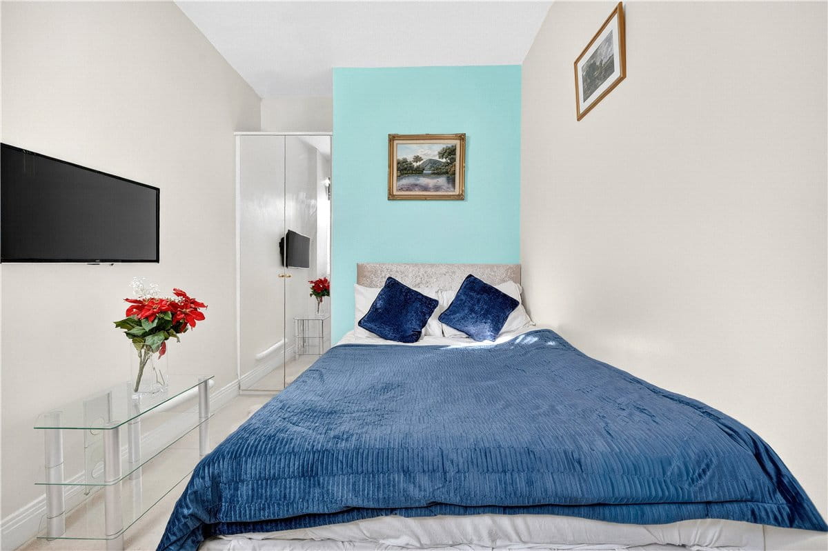 3 bedroom flat, Hyde Park Place, London W2 - Available