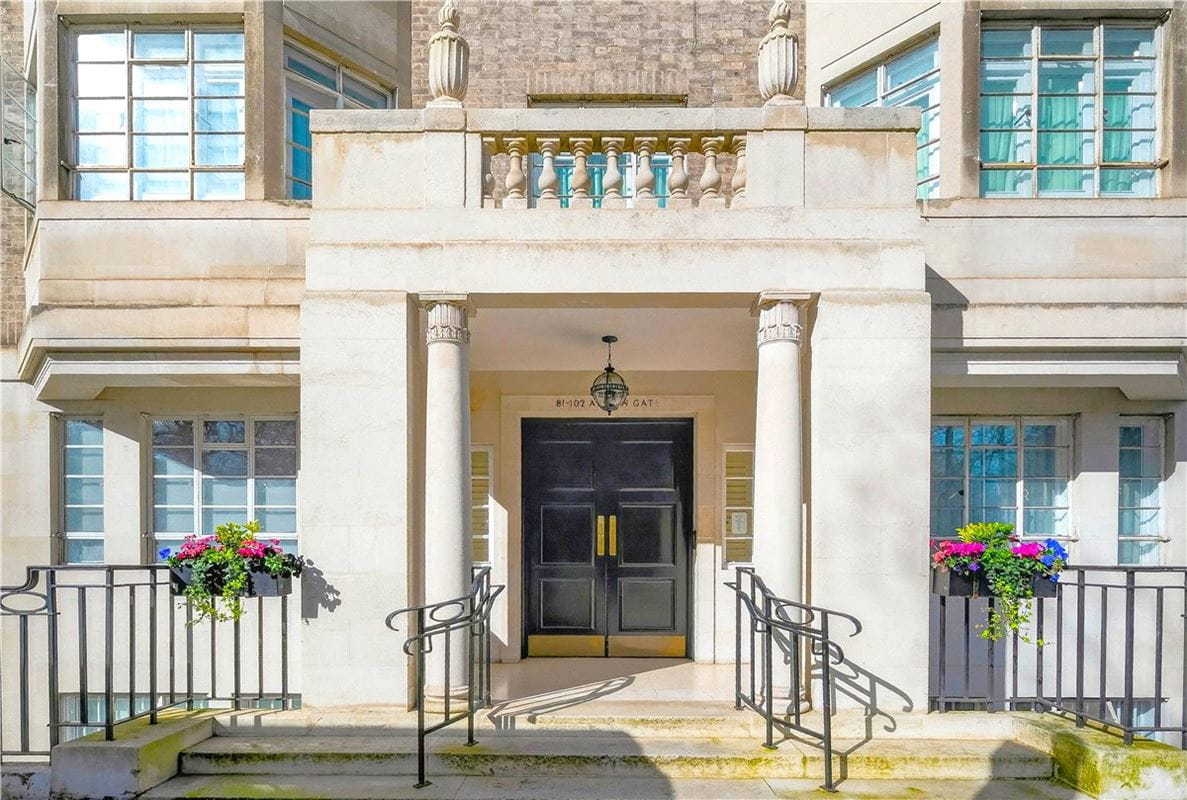 3 bedroom flat, Hyde Park Place, London W2 - Available