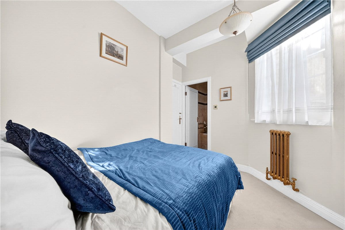 3 bedroom flat, Hyde Park Place, London W2 - Available