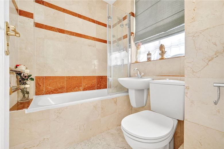 3 bedroom flat, Hyde Park Place, London W2 - Available