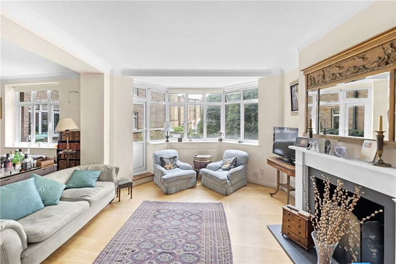 2 bedroom flat, Melton Court, South Kensington SW7 - Available