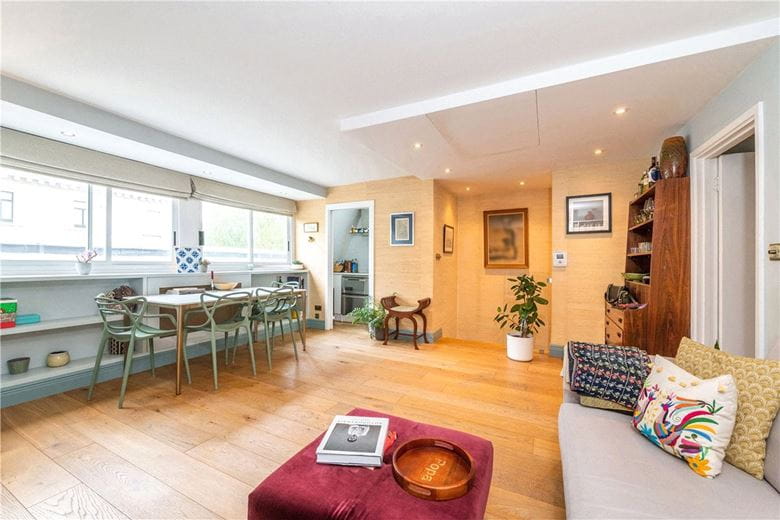 2 bedroom flat, Ennismore Gardens, London SW7 - Available