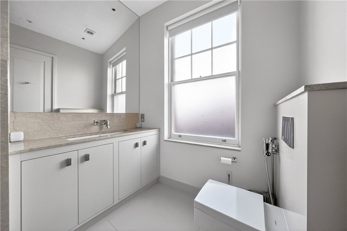 4 bedroom flat, Wynnstay Gardens, Kensington W8 - Available