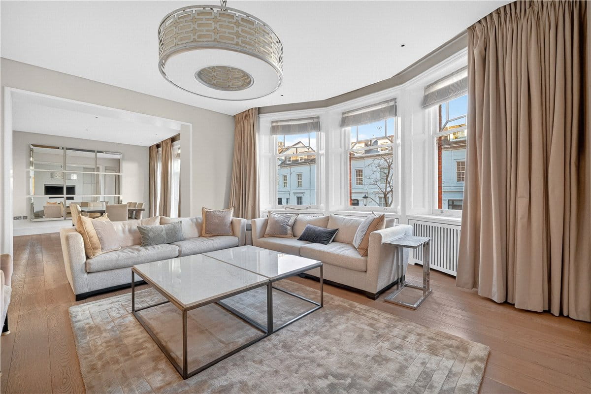 4 bedroom flat, Wynnstay Gardens, Kensington W8 - Available