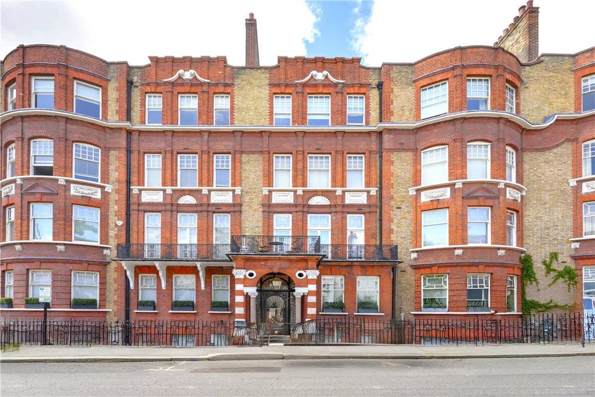 4 bedroom flat, Wynnstay Gardens, Kensington W8 - Available