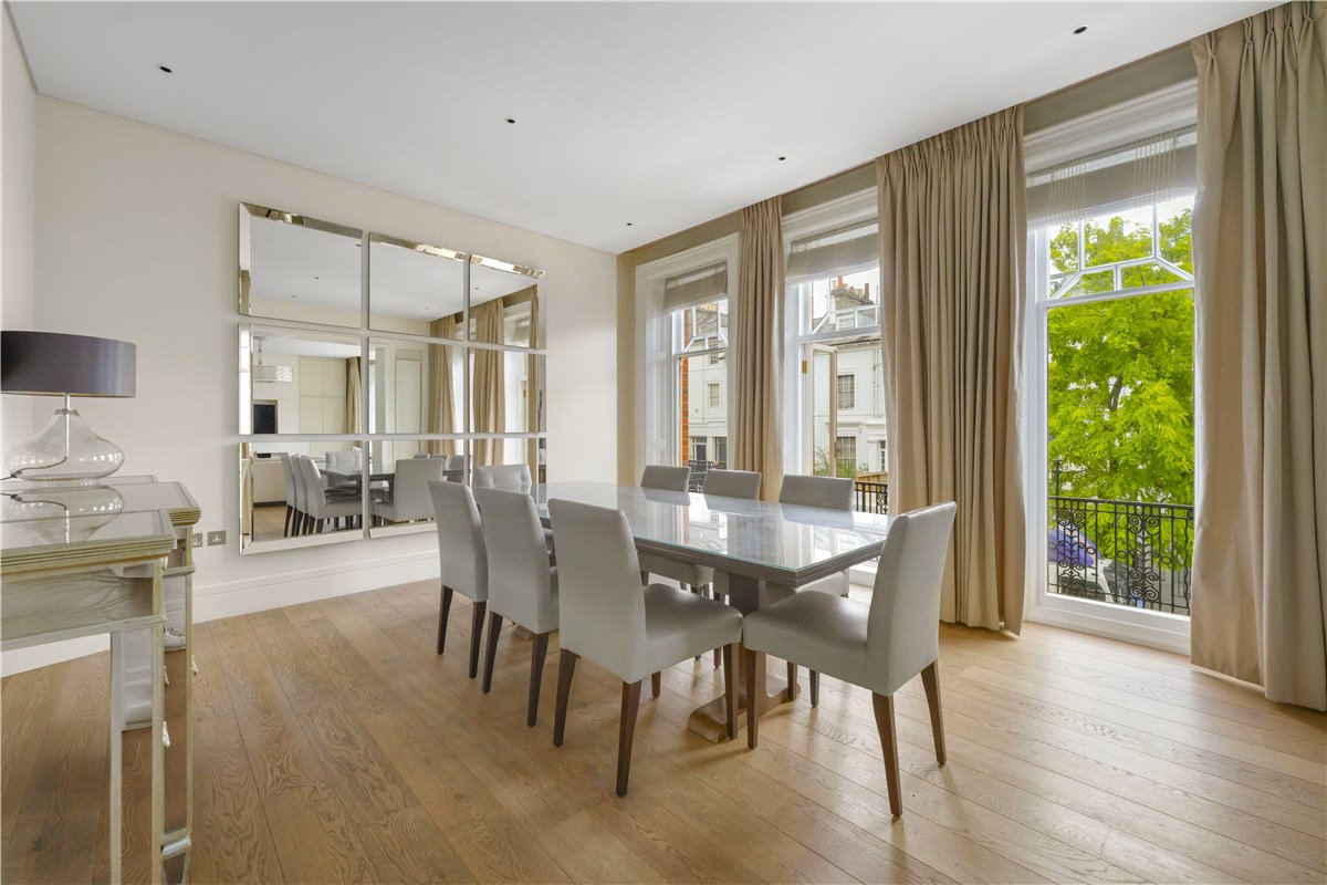 4 bedroom flat, Wynnstay Gardens, Kensington W8 - Available