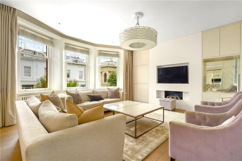 4 bedroom flat, Wynnstay Gardens, Kensington W8 - Available