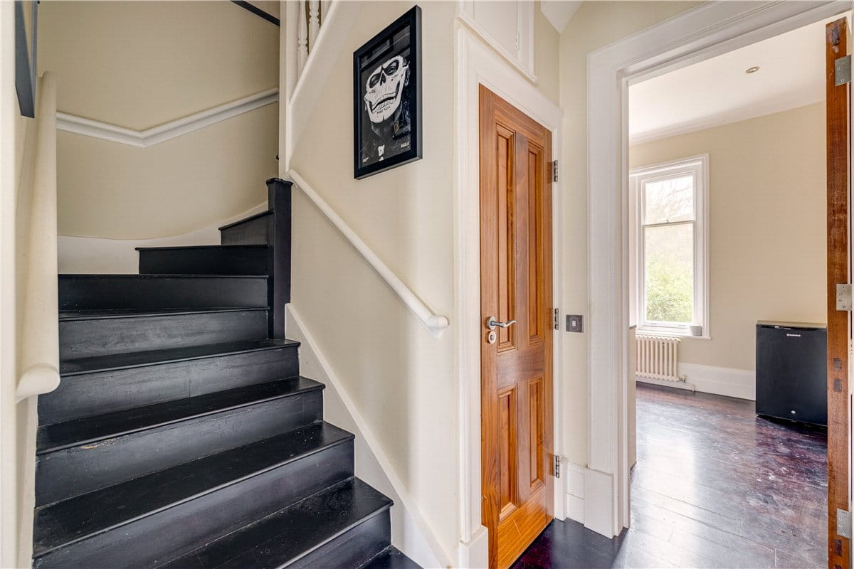 2 bedroom flat, Holland Park Road, Holland Park W14 - Available