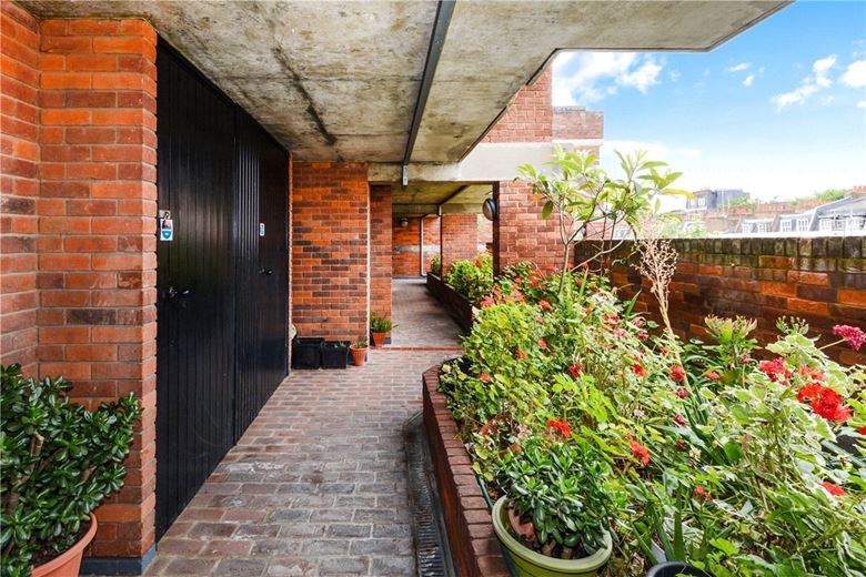 3 bedroom flat, Tachbrook Street, Pimlico SW1V - Available