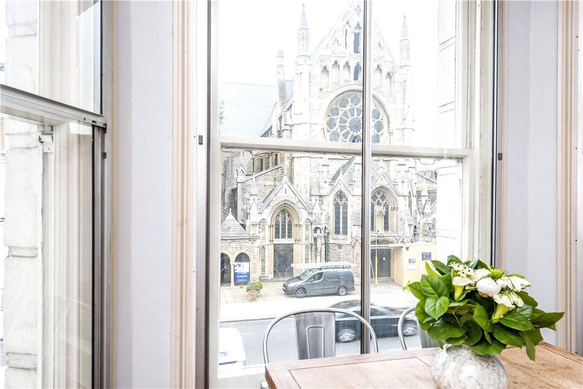 2 bedroom flat, Holland Road, Holland Park W14 - Available