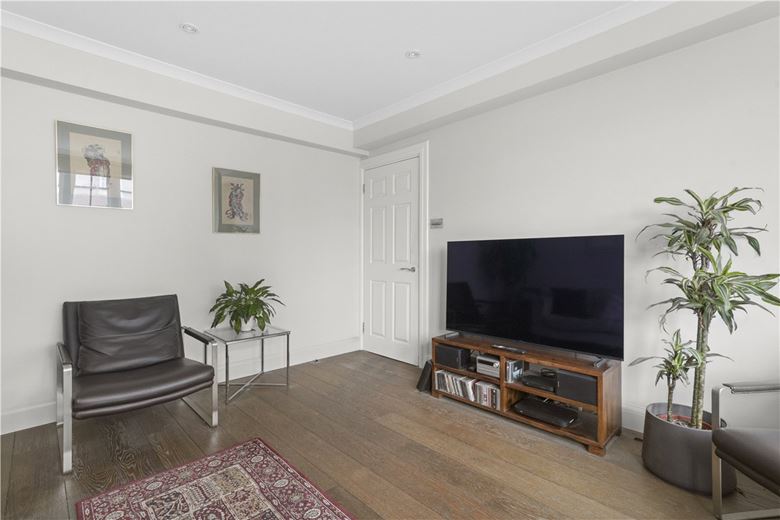 1 bedroom flat, Kensington High Street, London W8 - Available