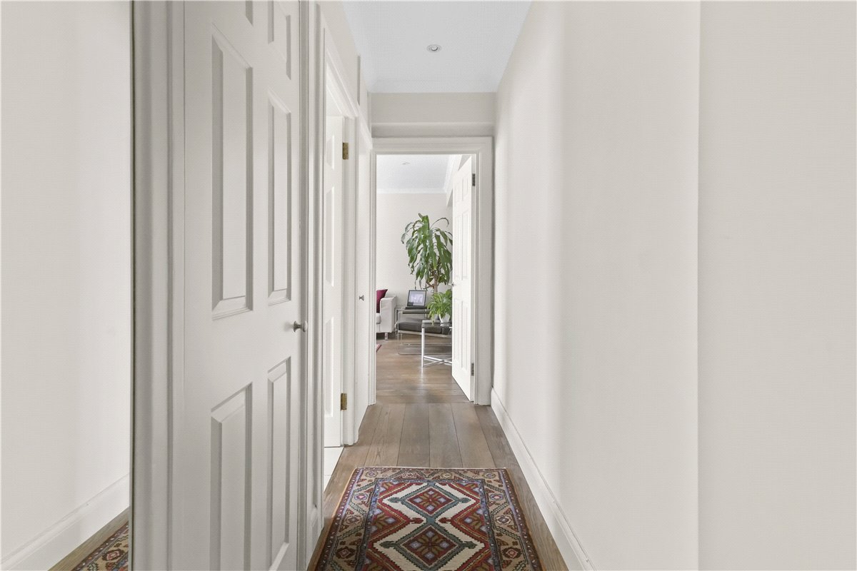 1 bedroom flat, Kensington High Street, London W8 - Available