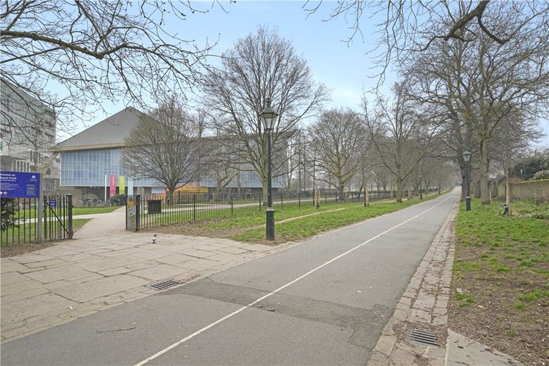 1 bedroom flat, Kensington High Street, London W8 - Available