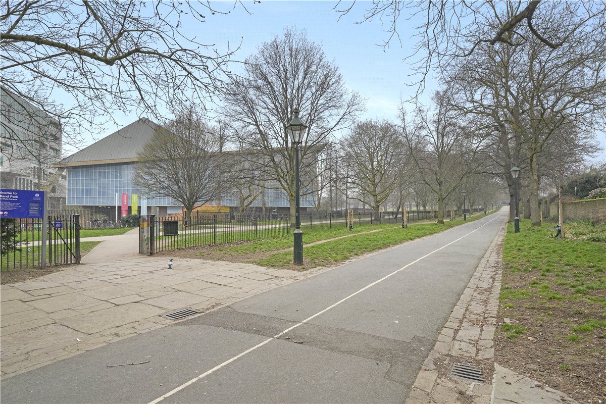 1 bedroom flat, Kensington High Street, London W8 - Available