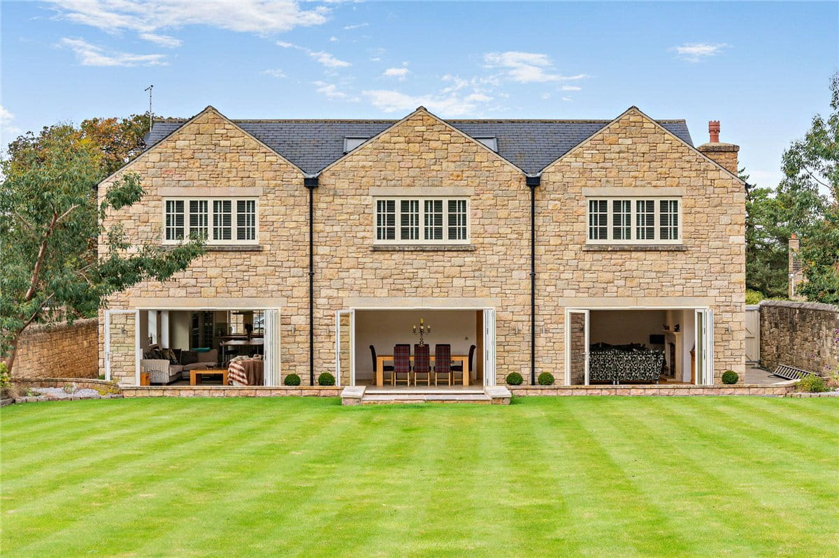 5 bedroom house, Main Street, Ledston WF10 - Available