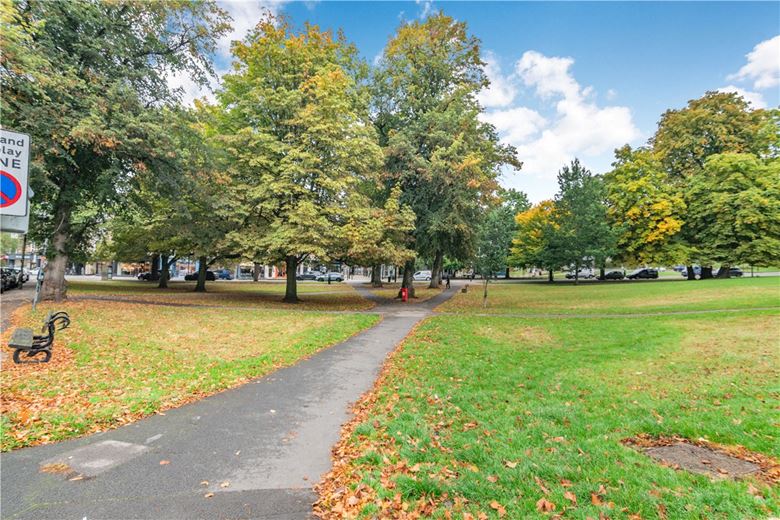 3 bedroom flat, Apartment 5, Esplanade Court, 2 St. Marys Walk HG2 - Available