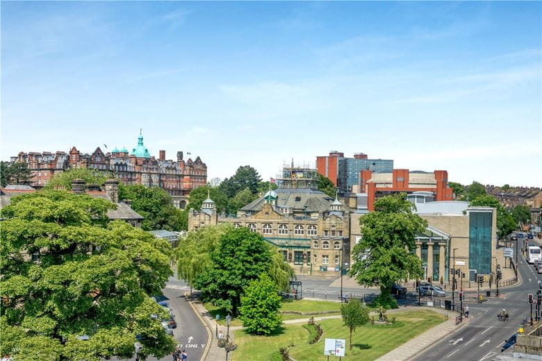 3 bedroom flat, Grosvenor Buildings, Crescent Road HG1 - Sold