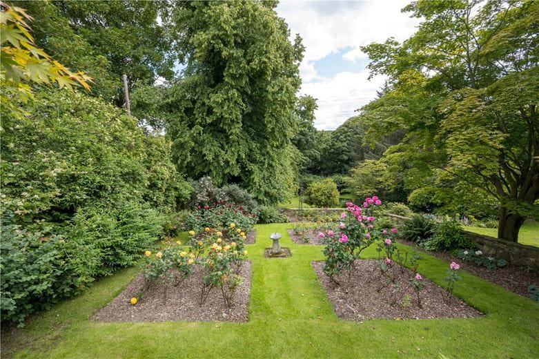 5 bedroom house, Briestfield Road, Briestfield WF12 - Available