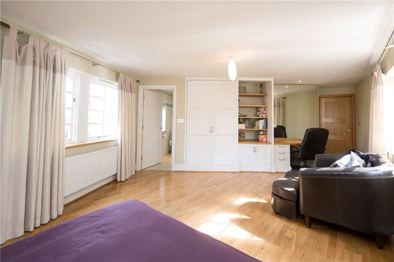 5 bedroom house, Briestfield Road, Briestfield WF12 - Available