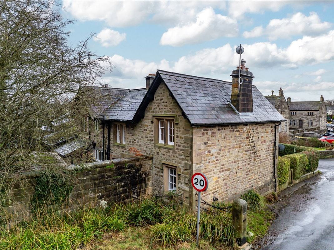 3 bedroom house, 1 Smithy Row, Hurst Green BB7 - Available