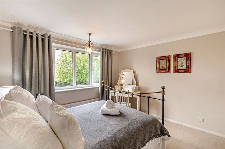 4 bedroom house, Manor Garth, Ledsham LS25 - Available