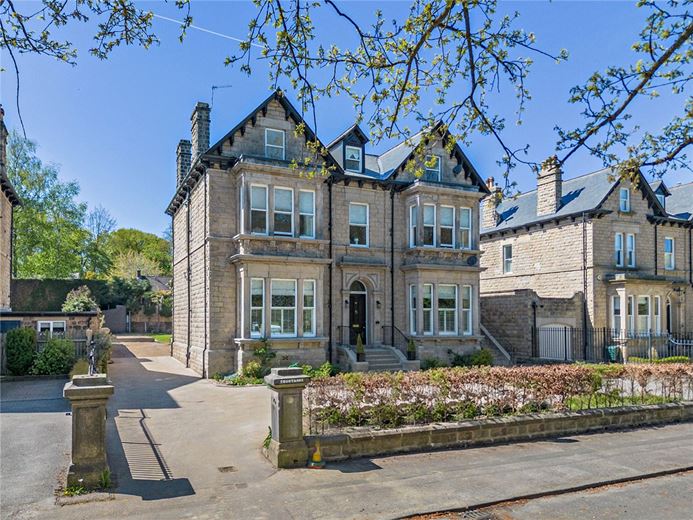 3 bedroom flat, The Oval, Harrogate HG2 - Available