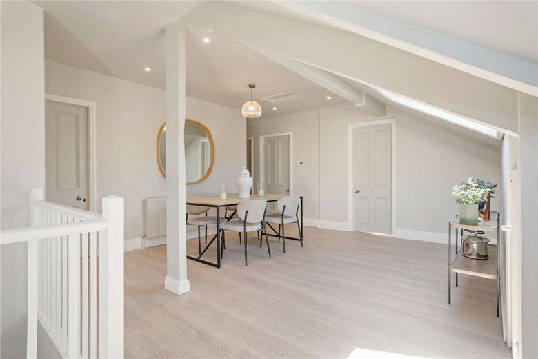 3 bedroom flat, The Oval, Harrogate HG2 - Available