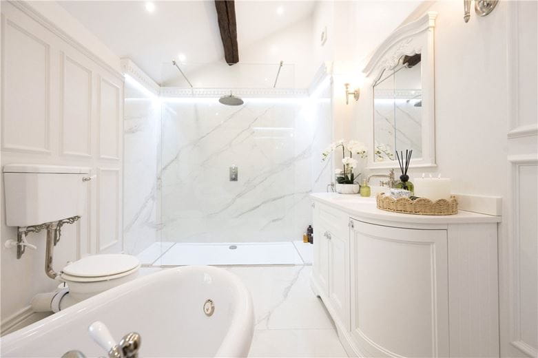 4 bedroom house, Manor House, Keeper Lane BD4 - Available