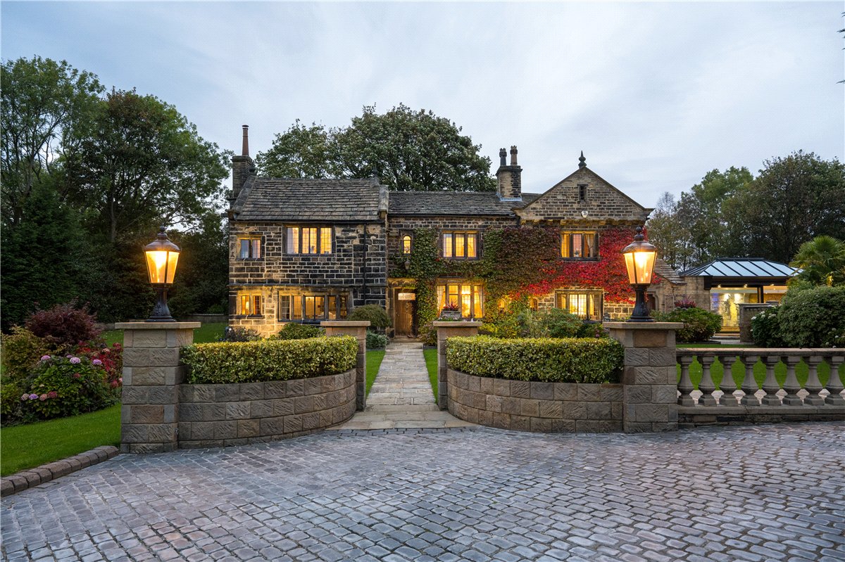 4 bedroom house, Manor House, Keeper Lane BD4 - Available