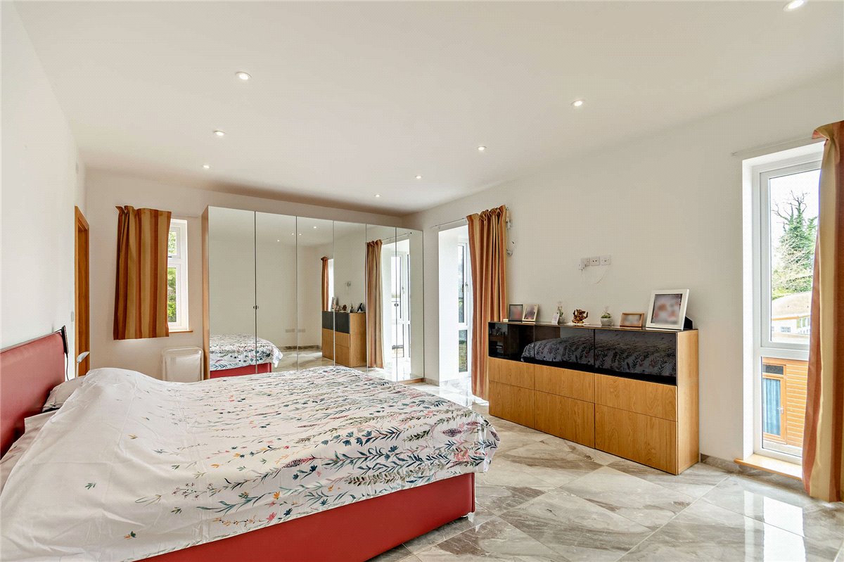 8 bedroom house, Cragtops, Pinfold Lane WF8 - Available