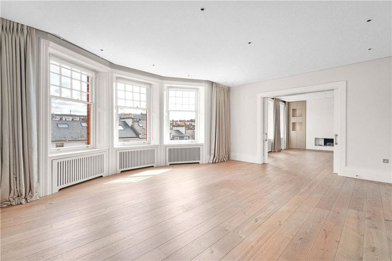 4 bedroom flat, Wynnstay Gardens, Kensington W8 - Available