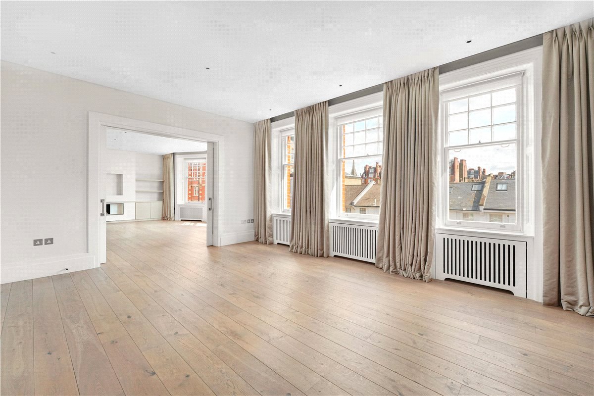 4 bedroom flat, Wynnstay Gardens, Kensington W8 - Available