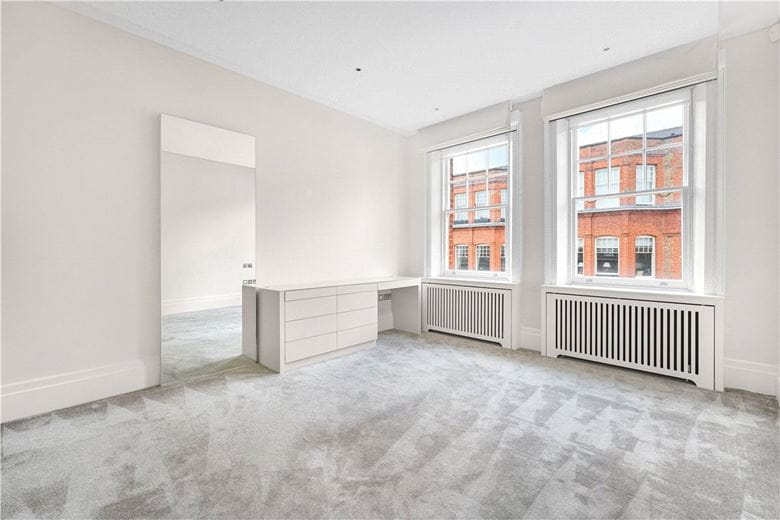 4 bedroom flat, Wynnstay Gardens, Kensington W8 - Available