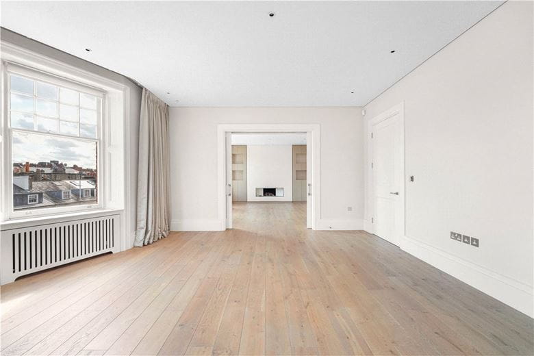 4 bedroom flat, Wynnstay Gardens, Kensington W8 - Available