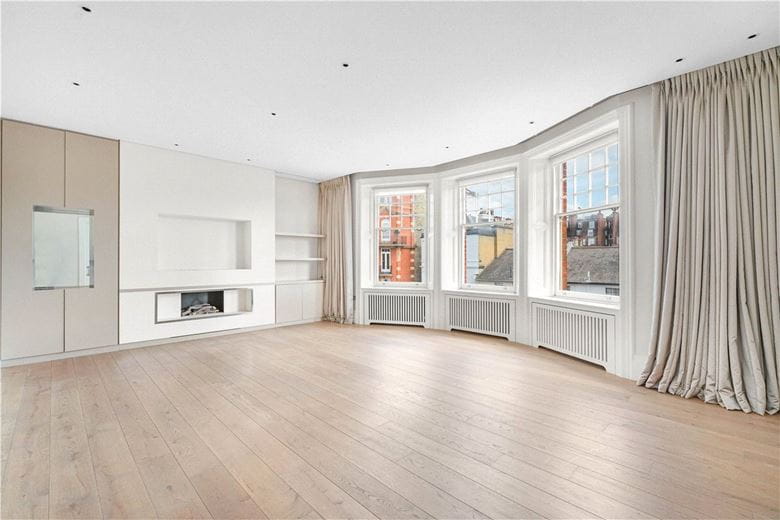 4 bedroom flat, Wynnstay Gardens, Kensington W8 - Available