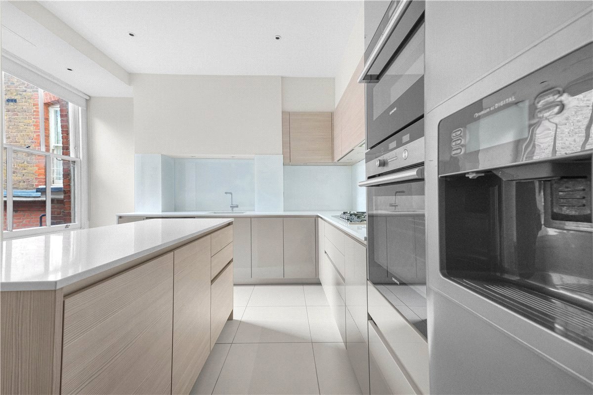 4 bedroom flat, Wynnstay Gardens, Kensington W8 - Available
