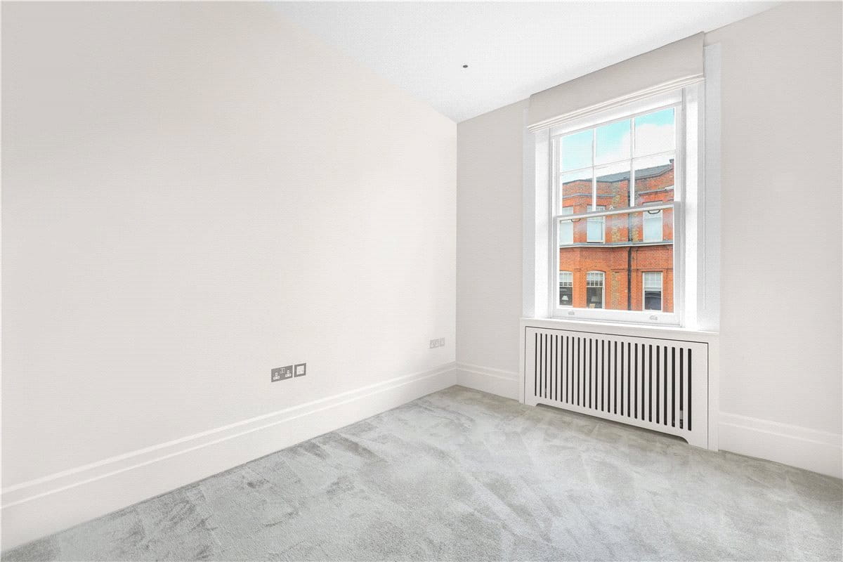 4 bedroom flat, Wynnstay Gardens, Kensington W8 - Available