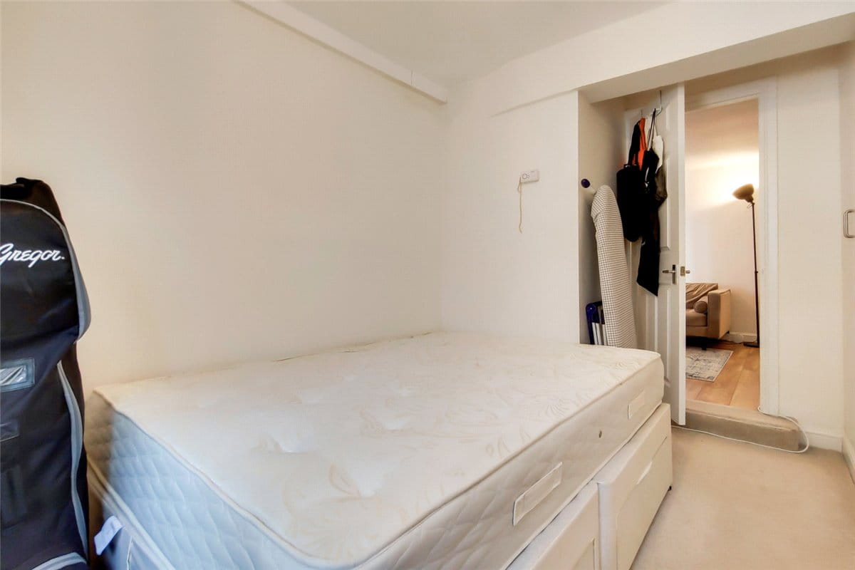 2 bedroom flat, Moorhouse Road, Notting Hill W2 - Available