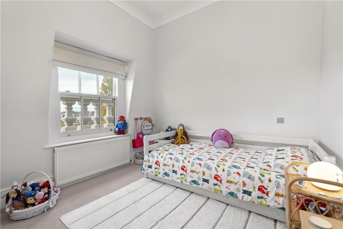 3 bedroom flat, Addison Road, Holland Park W14 - Available