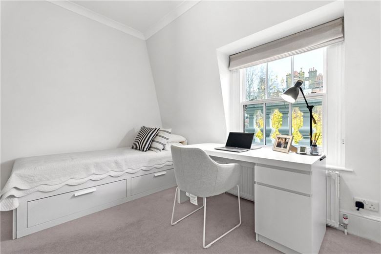 3 bedroom flat, Addison Road, Holland Park W14 - Available