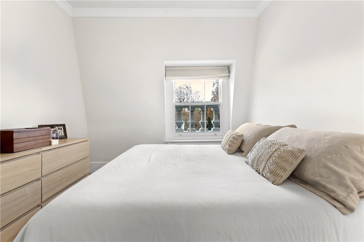 3 bedroom flat, Addison Road, Holland Park W14 - Available