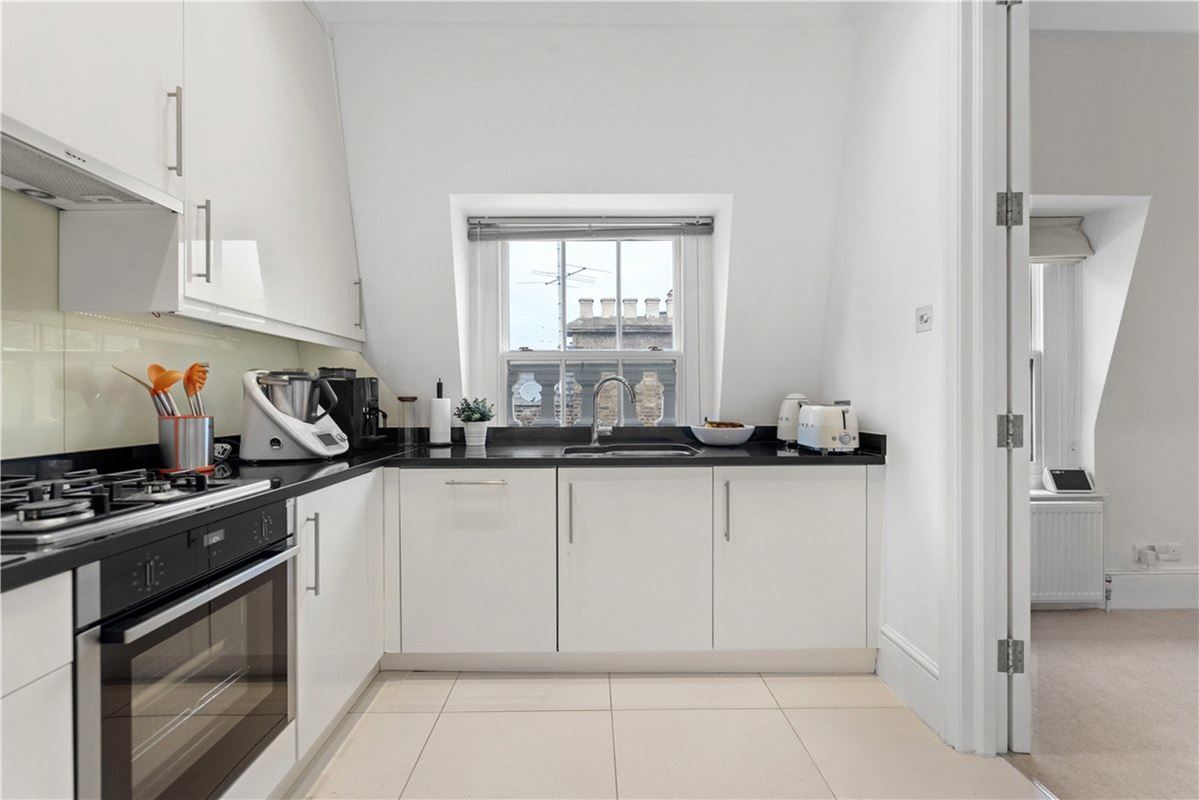 3 bedroom flat, Addison Road, Holland Park W14 - Available