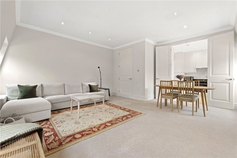 3 bedroom flat, Addison Road, Holland Park W14 - Available