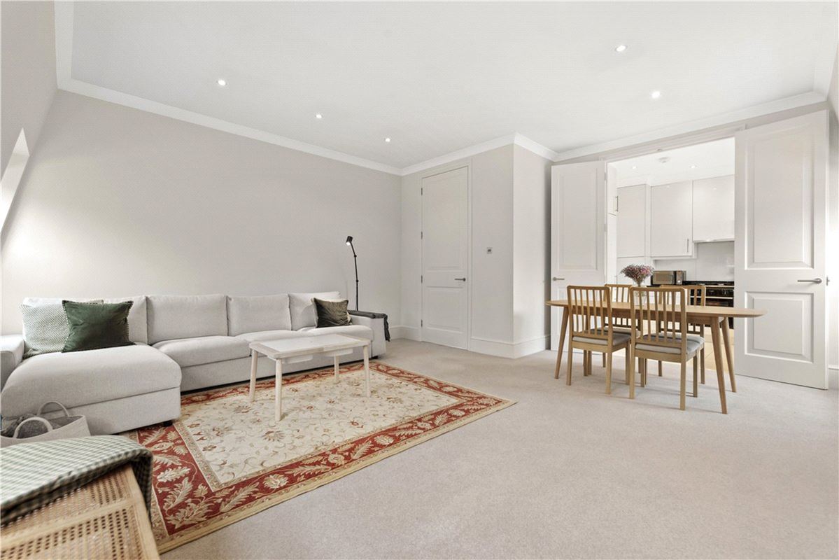 3 bedroom flat, Addison Road, Holland Park W14 - Available