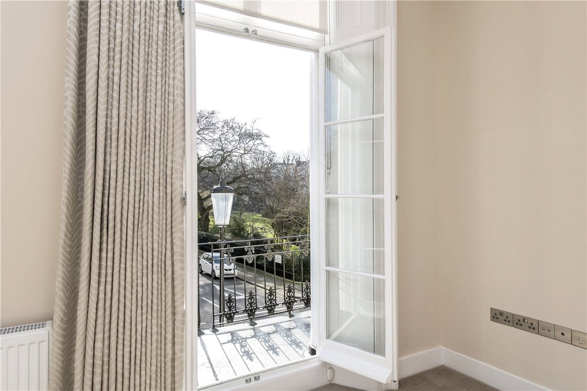 1 bedroom flat, Norland Square, Holland Park W11 - Available