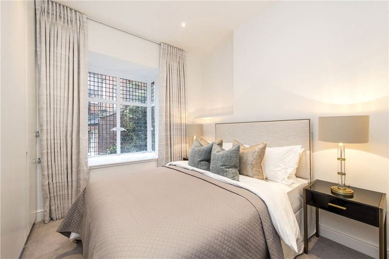 1 bedroom flat, Holland Park Road, London W14 - Available
